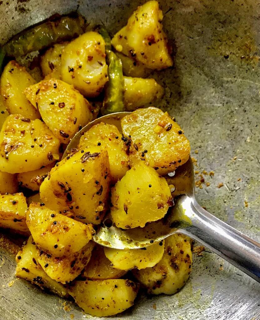 punjabi dry aloo sabzi|dry potato sabzi recipe without onion and garlic
